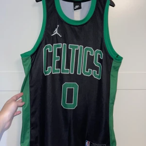  Celtics Jersey  - Köpte Jerseyn nu i somras när jag var på semester. Säljer pågrund av att jag har bara använt den 1 gång. Storlek S