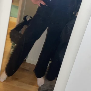 Svarta Yoko jeans  - Säljer även dessa snygga Yoko jeans från Monki i svart som tyvärr inte kommer till användning. Det är min kompis som köpt dem men inte använder. Storlek 28, motsvarar 38 ungefär.  (Dessa är lite mindre än de blåa i strl trots att de är samma storlek) Nypris 400kr