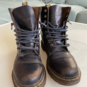 Dr martens  - Säljer mina dr martens som är väl använda där av de billiga priset! Annars inget fel på dom💗