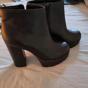 Svarta skor  - Nya och oanvända. Storlek 37 frakt ingår 