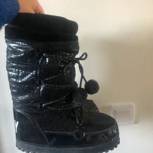 Moonboots limited edition  - Hej!💗 Säljer just nu mina älskade moonboots limited edition/ dkny som söker ett nytt hem, välskötta och omhändertagna. Inget slitage utan är inprincip helt nya!!  Sjukt snygga o unika💗💗Perfekt nu inför vintern o kylan❄️❄️ Säljer pga de ej passar längre. Storlek 38. Ställ gärna frågor o lägg gärna egna bud ifall priset ej passar💗💗 kan mötas upp eller fraktas upp till den som vill köpa🥰 ( eller köp nu för 1000)                                                                             