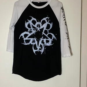 BVB merch - Tröja köpt på konsert 2014. Gott skick. Print på framsida och på arm. 3/4 längd på ärmarna. Tar endast swish. Kan mötas i Sthlm. Köpare står för frakt.