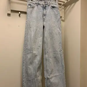 Säljer mina ljusblå Yoko jeans i strl 25 (midjemått) från Monki. De är ganska ”baggy” på mig som är 159 cm. Måttligt använda! 