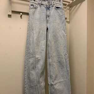 MONKI Yoko Jeans strl 25 - Säljer mina ljusblå Yoko jeans i strl 25 (midjemått) från Monki. De är ganska ”baggy” på mig som är 159 cm. Måttligt använda! 