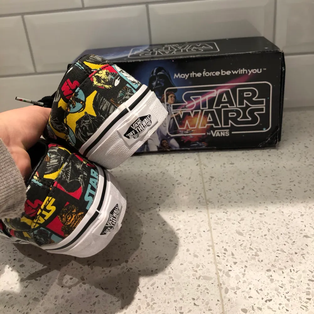 Säljer mina star wars limited edition skor oanvända eftersom de inte passar mig. Kartong medföljs. Storleken på skorna är 35 men skulle säga att de är 36 eftersom storleken på skorna är större.  Säljer dessa för  600kr eller högsta bud. Pris går dock att diskutera. Går att frakta men står inte för frakten☺️. Skor.