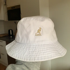 Kangol Bucket hat - Använd två gånger. Vit med guldiga detaljer. 