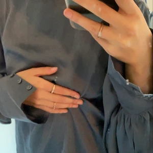 Satin topp - Mörkblå/grå satin topp från Na-kd, alla lappar kvar och den passar fint till fest!⚡️⚡️