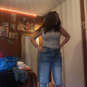 Baggy 90’s jeans - Snygga baggyjeans, jag köpte dom när jag var lite större så nu har dom vuxit ur mig. Dom ger en riktigt skön och luftig känsla. Priset kan diskuteras!