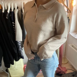 Anna Field stickad tröja - Rosa/beige stickad tröja i jättefint skick. Använd högst 3 gånger. Köpt för 450kr 