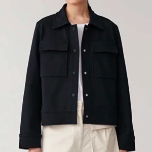 Cos jacka - Säljer denna sjukt snygga jackan ifrån cos. Den är i väldigt bra skick. Storlek S, buda från 500kr⚡️⚡️