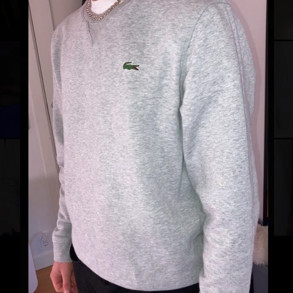 En väldigt snygg och fräsch grå Lacoste sweatshirt i storlek M. Helt ny och helt oanvänd då storleken är för stor för mig.. Hoodies.