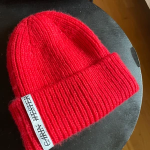 Carin wester mössa - Riktigt snygg mössa från Carin Wester. Sparsamt använd. Säljer då jag har för många🥰 pris kan diskuteras 
