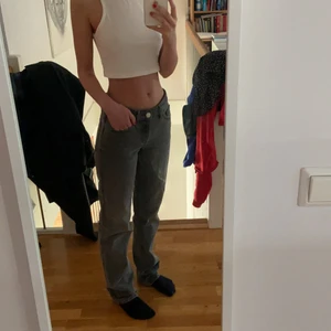 Gråa zara jeans  - Lågmidjade gråa jeans från zara i storlek 32. Använda 3 gånger så dem är i väldigt fint skick. (Köparen står för frakten) Köp direkt för 500kr