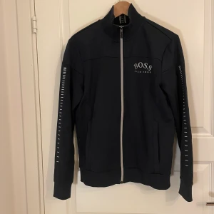 Hugo boss zip hoodie strl:s - Hugo boss hoodie blå, skick 10/10 Strl:S  Nypris: 1900kr.    