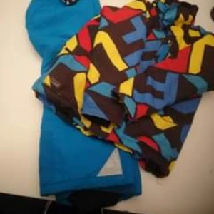 Skiddress Funk sto 140 - Använd skiddress Funk i härligt klara färger som synes, det syns den är använd, men inget som stör funktionen. Färgerna är fina. Sto 140 men stor i storlek så 140-150 kan ha den. + ev frakt 🚛 