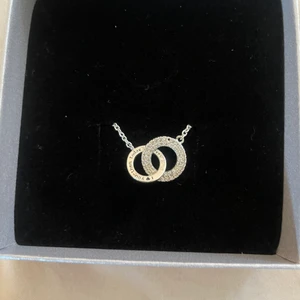 Silver halsband  - Nästan oanvänt silver halsband, liten defekt men inget man tänker på, kartong medföljer och det är äkta silver, pris kan diskuteras ordinariepris 500 från Åhléns 