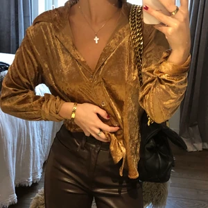 Guldig sammetskjorta - Guldig / brun skjorta i sammet! Köpt på secondhand och i bra skick!! Står ingen storlek i den men skulle säga att den är i S☺️ Det är endast de översta knapparna som går att knäppa upp så att man är medveten om det, de andra är fastsydda🥰