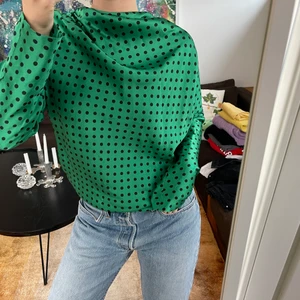 Grön prickig topp  - Säljer min gröna topp från zara. Skick: använd 1 gång. Storlek: S jag är en 36/38 och är 167 cm 🥰
