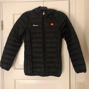 Ellesse jacka - Jacka från Ellesse! I storlek UK 8, passar både XS & S🖤 Endast använd en gång så den är i väldigt bra skick!! 300kr + frakt🖤 Nypris 1100kr