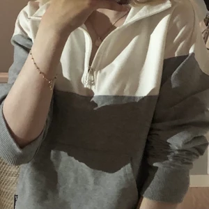 Vit och grå tjocktröja från Hummel  - Bekväm tjocktröja från hummel med bra material, varmt men inte för tjockt. Storlek XS. Fungerar bra som både vanlig och träningströja. Säljer pga. att den inte kommer till användning längre. Har inte använts många gånger och är i nytt skick. 3 för 2!☁️✨