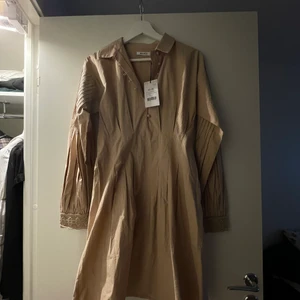 Ny Klänning  - Ny Klänning från NA-KD. Aldrig använd med lapp kvar. Köpt för 599kr i somras men kom aldrig till användning.