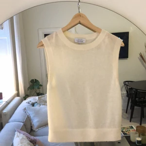 Stickad väst Other stories - Säljer min fina stickade oanvända väst från Other Stories! Den är i fint och oanvänt skick!💘 nypris: 490kr