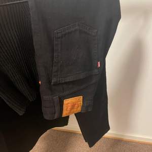 Ett par snygga svarta Levis jeans modell 501, storlek w25 L30. Säljer de pga att de nu tyvärr blivit försmå för mig, passar perfekt nu till hösten och vintern. Jeansen är i gott skick och det är inget fel på de. Köpte de för 1000kr och säljer nu för 450kr + frakt. 💕💕