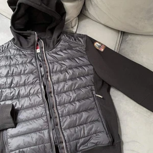 Parajumper jacka  - Parajumper jacka i storlek S. Aldrig använd, köptes på NK. Säljer på grund av  felköp. Nypris 3300kr