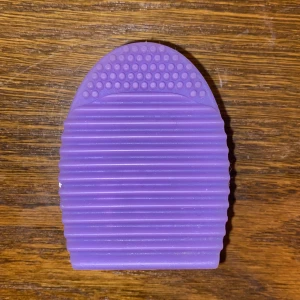 Rengörare till sminkborstar 15kr - Säljer denna helt nya rengörare till sminkborstar då jag alldrig använt den. Köparen betalar frakten 24kr.