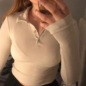 Skjort liknande tröja  - Från weekday aldrig använd. ordinarie pris 160kr. 90kr inkl frakt