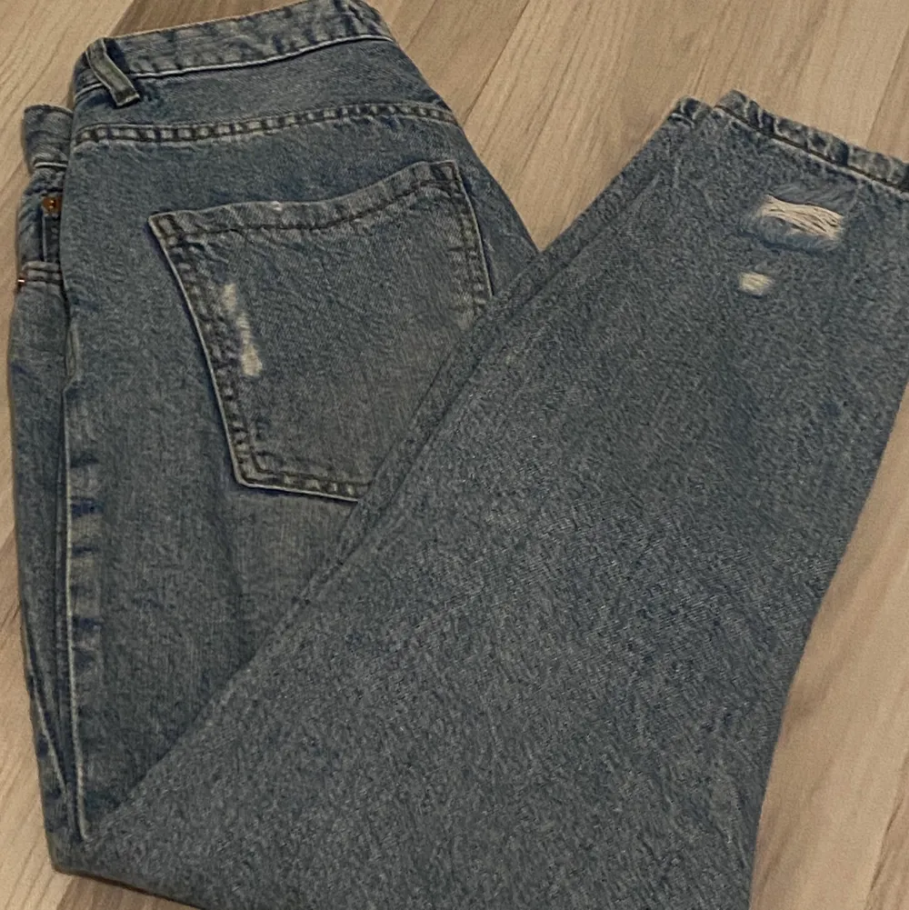 Jätte härliga ljusblåa momjeans, storlek S, dom är i en mjuk material. . Jeans & Byxor.