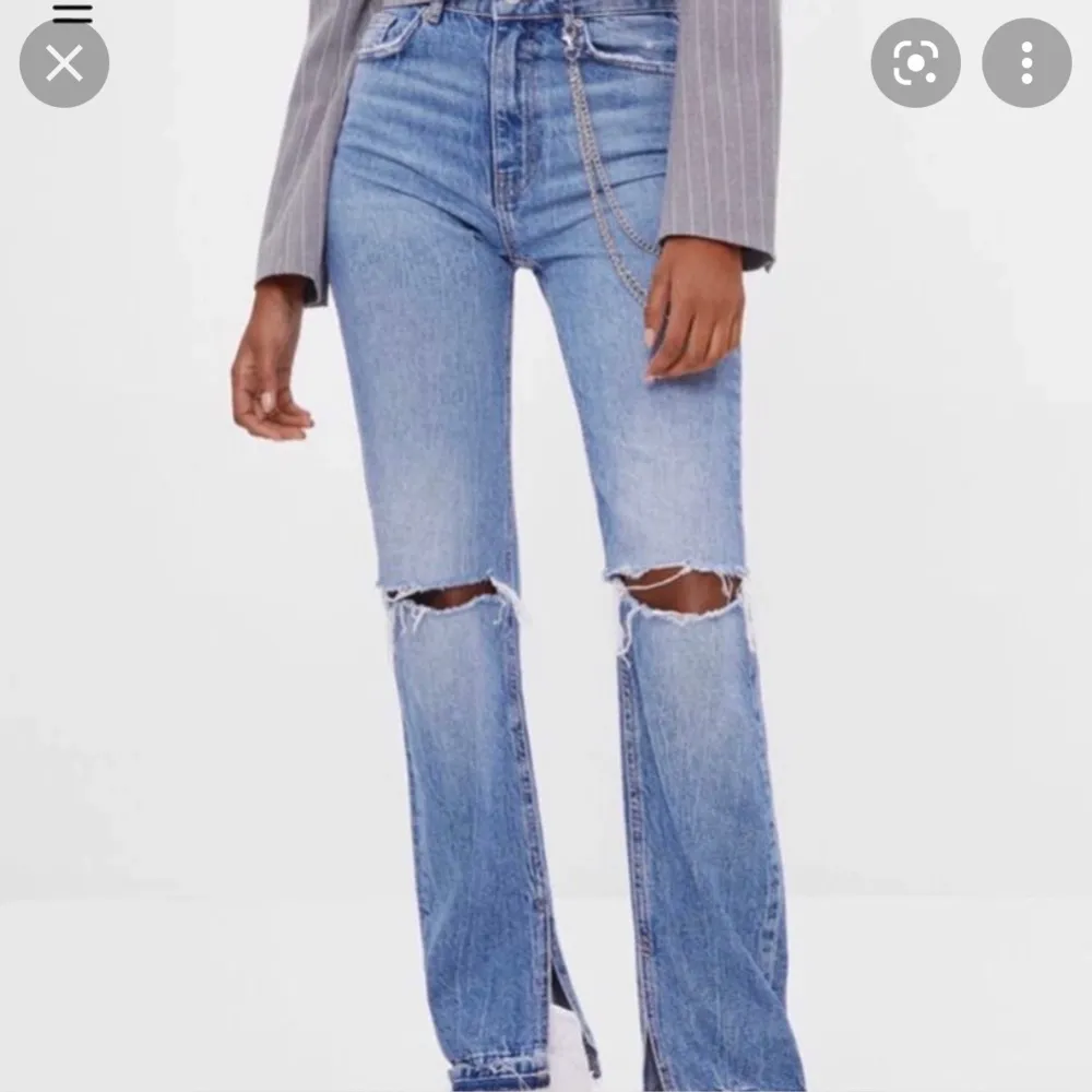 Jättesnygga jeans från Bershka! Endast använda fåtal gånger, så de är i väldigt bra skick. Sitter perfekt i midjan👌. Jeans & Byxor.