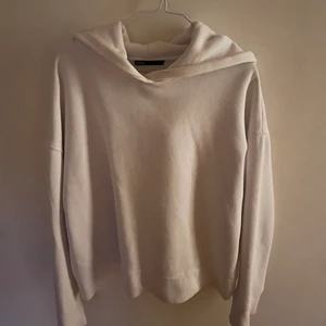 Zara vit hoodie, L - Det är en lite kortare vit hoodie från zara i storlek L. Den är sann till storleken men den är lite kortare. 
