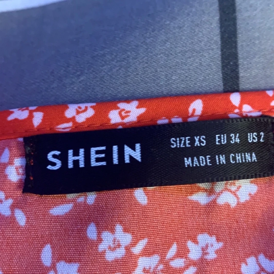 Shein röd och vit blommig klänning. - 90