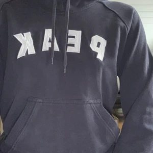 Peak performance hoodie  - Hoodie från peak performance i mörkblå. Väldigt skön och använd få gånger