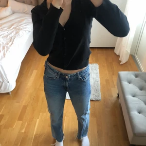 Midwaist jeans från bikbok -  Jeans med medelhögmidja och ljusare tyg på sidorna. Jättefint skick och endast använda ett fåtal gånger. Fler bilder finns och hör av dig vid frågor. Köparen står för frakt❤️