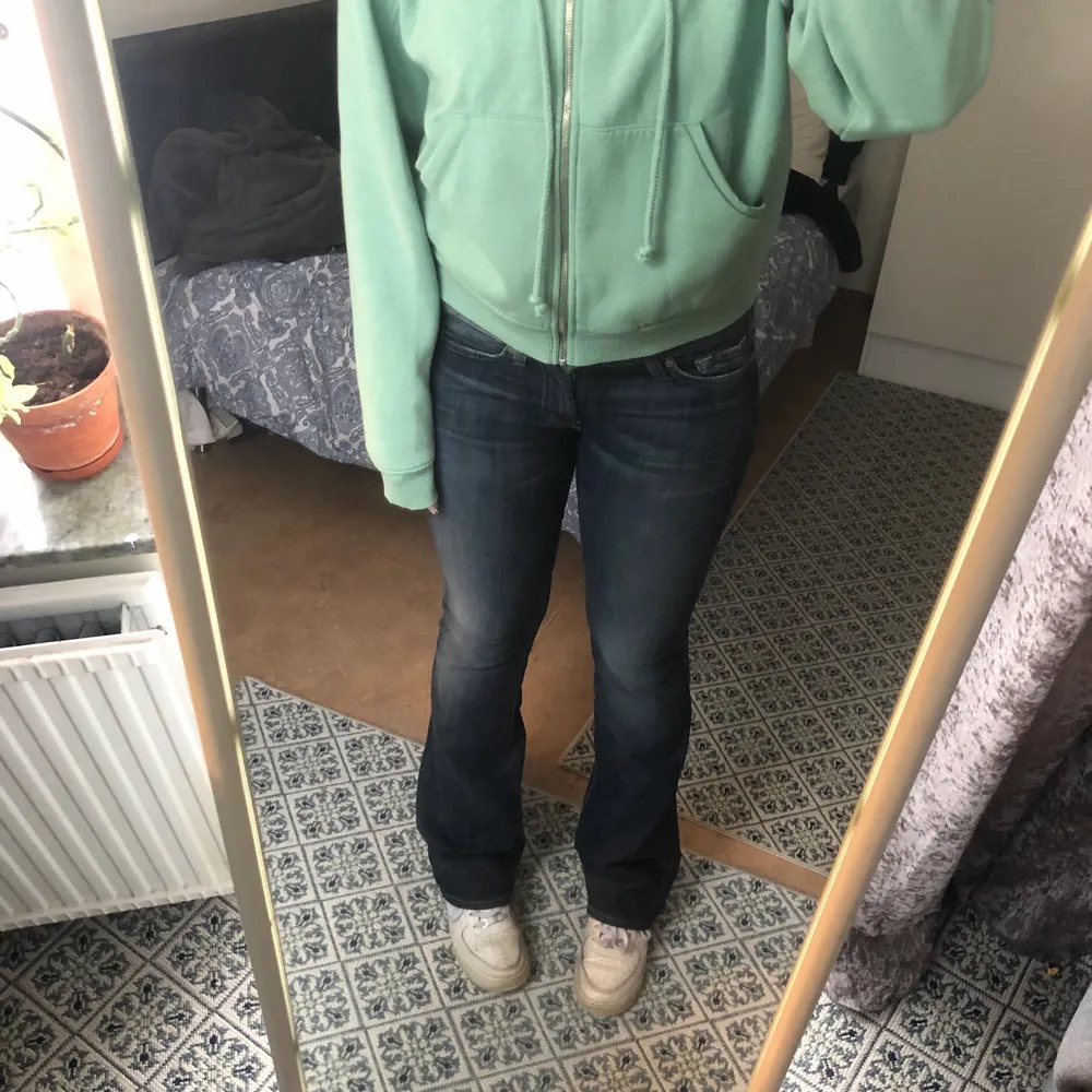 Cool lite croppad zip-up hoodie från weekday☺️ köparen står för frakt💕. Hoodies.