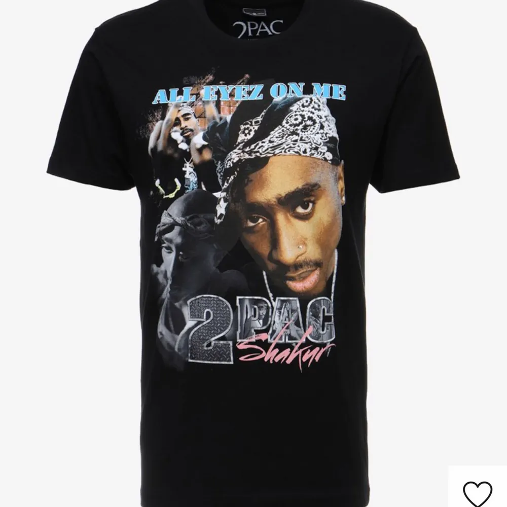 Säljer denna Tupac T-shirt som köptes på zalando, helt ny och oanvänd, storlek L med materialet på 100% bomull, original pris på 260kr men säljs här på Plick för endast 120kr.. T-shirts.