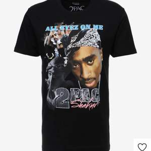 Säljer denna Tupac T-shirt som köptes på zalando, helt ny och oanvänd, storlek L med materialet på 100% bomull, original pris på 260kr men säljs här på Plick för endast 120kr.