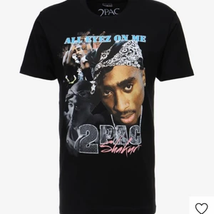 TUPAC RETRO TEE - T-shirt - Säljer denna Tupac T-shirt som köptes på zalando, helt ny och oanvänd, storlek L med materialet på 100% bomull, original pris på 260kr men säljs här på Plick för endast 120kr.