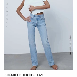Zara mid waist jeans - Säljer dem populära mid waist jeansen från zara. Slutsålda!! Dem är storlek 40 men insydda i midjan, passar strl 38! Jag är 172cm lång. Kommer ej till användning, bra skick. Köparen står för frakten. Buda med minst 10kr, annars räknas budet ej!!