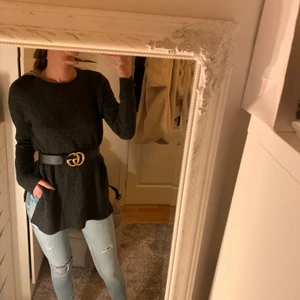 Svart stickad tröja - Svart stickad tröja med slits på sidorna. Använd några gånger men är i mycket fint skick. Snyggt att matcha med ett bälte i midjan eller bara som den är =)