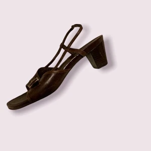 bruna klackar - clazzy jazzy sexc bruna läderklackar från marc o'polo som är att dö för, rättså slitna dock ;) fet klack så dem är easy att gå i 