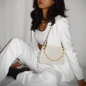 Axelväska  - Axelväska som passar till alla outfits, den är off white och har ett kedje band och ett ”läder”band. 