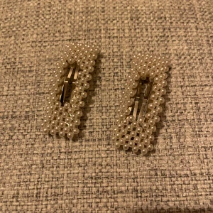 Hårspännen.  - Säljer två hårspännen. 