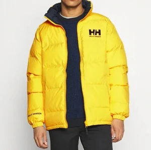 Hely Hansen / sweet skateboard dunjacka  - En cool dunjacka som kan vändas åt båda hållen. Antingen svart med print på ryggen eller gul med litet print på bröstet. Knappt använd och sälj pågrund av att den aldrig används.  Kontakta för bilder på jacka irl.  Priset kan diskuteras