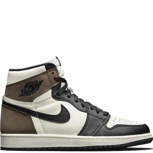 Jordans 1 mocha - ‼️‼️‼️SÖKER‼️‼️‼️ Söker Jordans 1 i mocha färg! Kontakta gärna om ni har, diskuterar gärna pris!