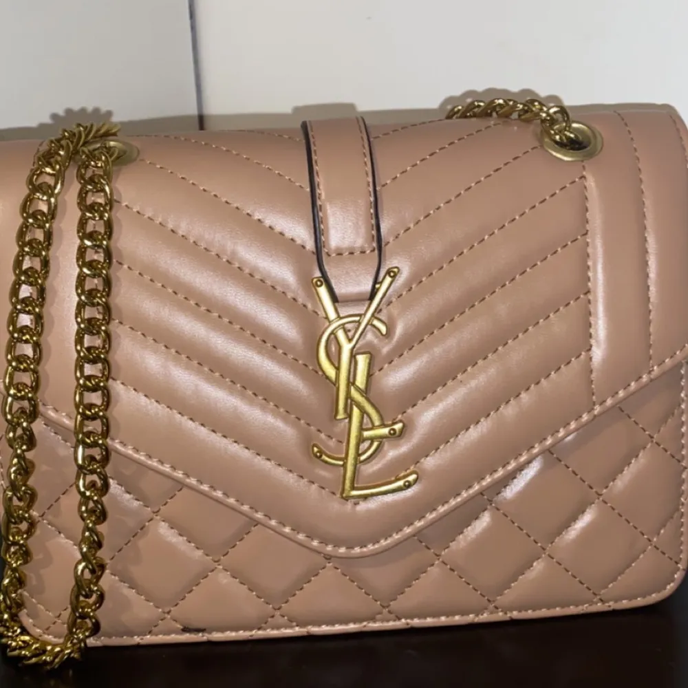 An amazing beige YSL bag, completely new. Original price 1200 kr, reduced price only 500 kr 💃 . Väskor.