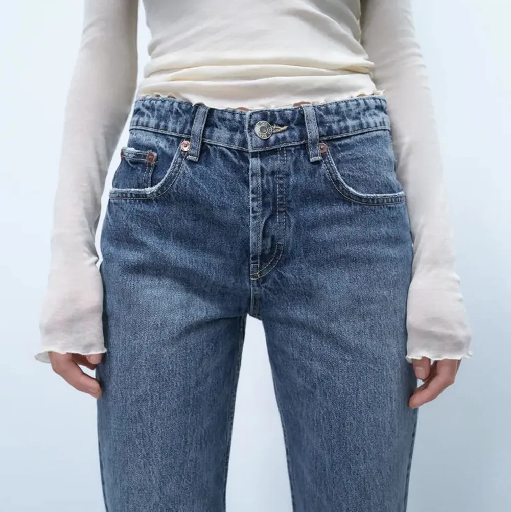 Säljer zara mid rise straight jeans i storlek 32 då de är för små. Helt slutsålda på hemsidan och aldrig använda, prislappen sitter kvar.🥰 HÖGSTA BUD: 500kr. Jeans & Byxor.