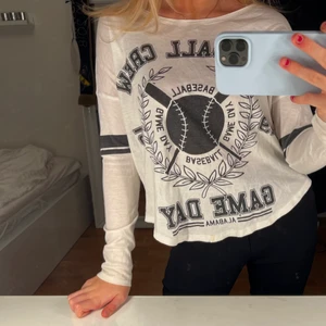 Baseball tröja - En mjuk vit tröja med baseballtryck 🤍 tröjan är köpt på Gina för ett par år sen men är knappt använd och därför i mycket bra skick